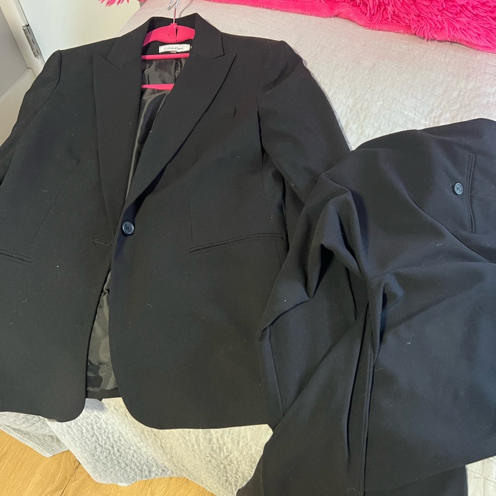 Calvin Klein gently used black pants suit. Size 2. Great condition